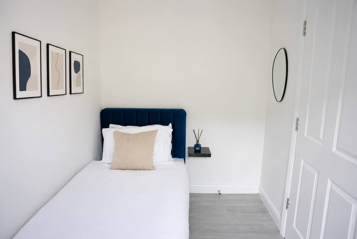 Propora Stays Birmingham — single bedroom with navy headboard