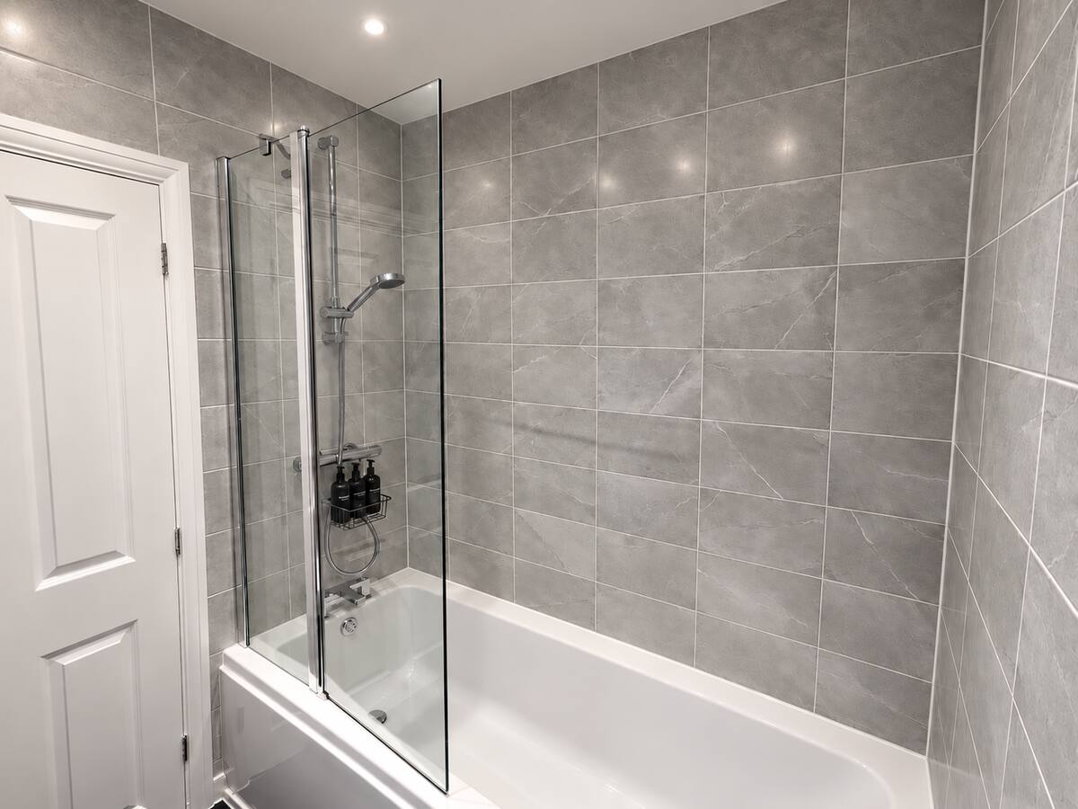 Propora Stays Birmingham — bathroom with bath and shower