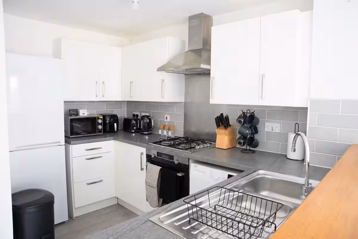Propora Stays Birmingham — fully equipped kitchen with oven, hob and dishwasher