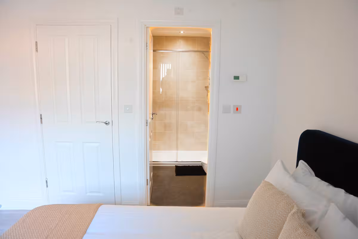 Propora Stays Birmingham — bedroom with en-suite shower room